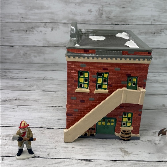 Dept 56 FIREHOUSE Snow Christmas Village vintage 1987 with Lefton Firefighter - Picture 3 of 7